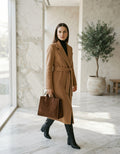 Modelo caminando en atrio de marmol con Suede Leather Large Handbag chocolate