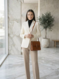 Buckle Shoulder Bag en marrón, modelo con un solo bolso en interior de mármol