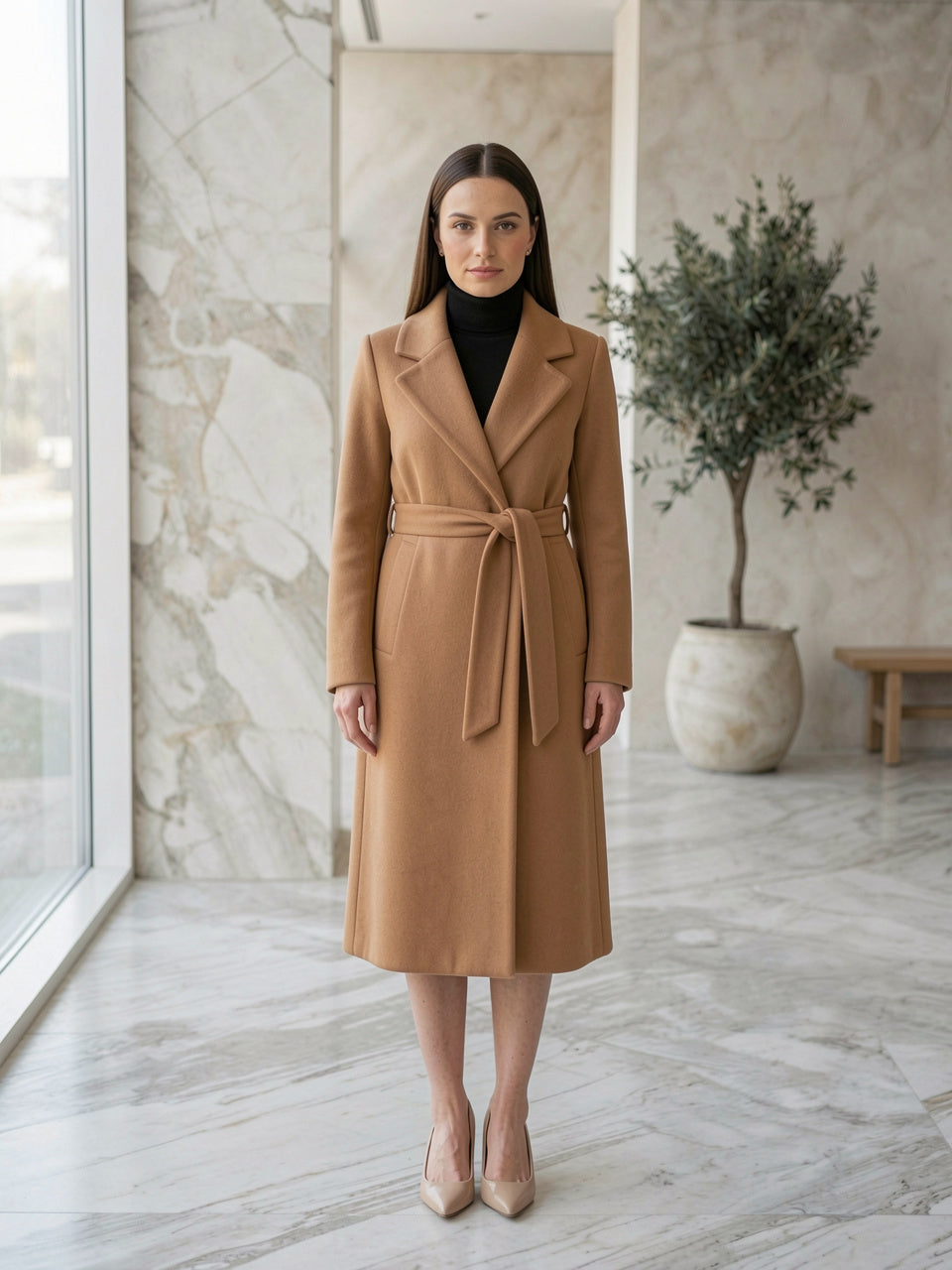 One Button Wool Blend Overcoat en camel, modelo en interior de mármol