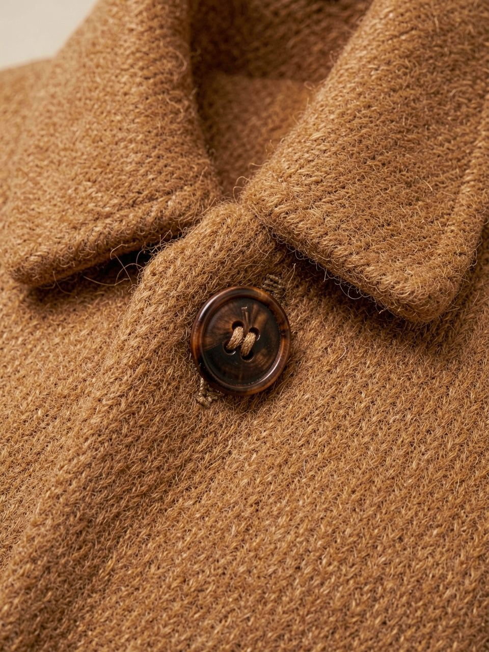 Detalle del botón único y textura de lana del One Button Wool Blend Overcoat