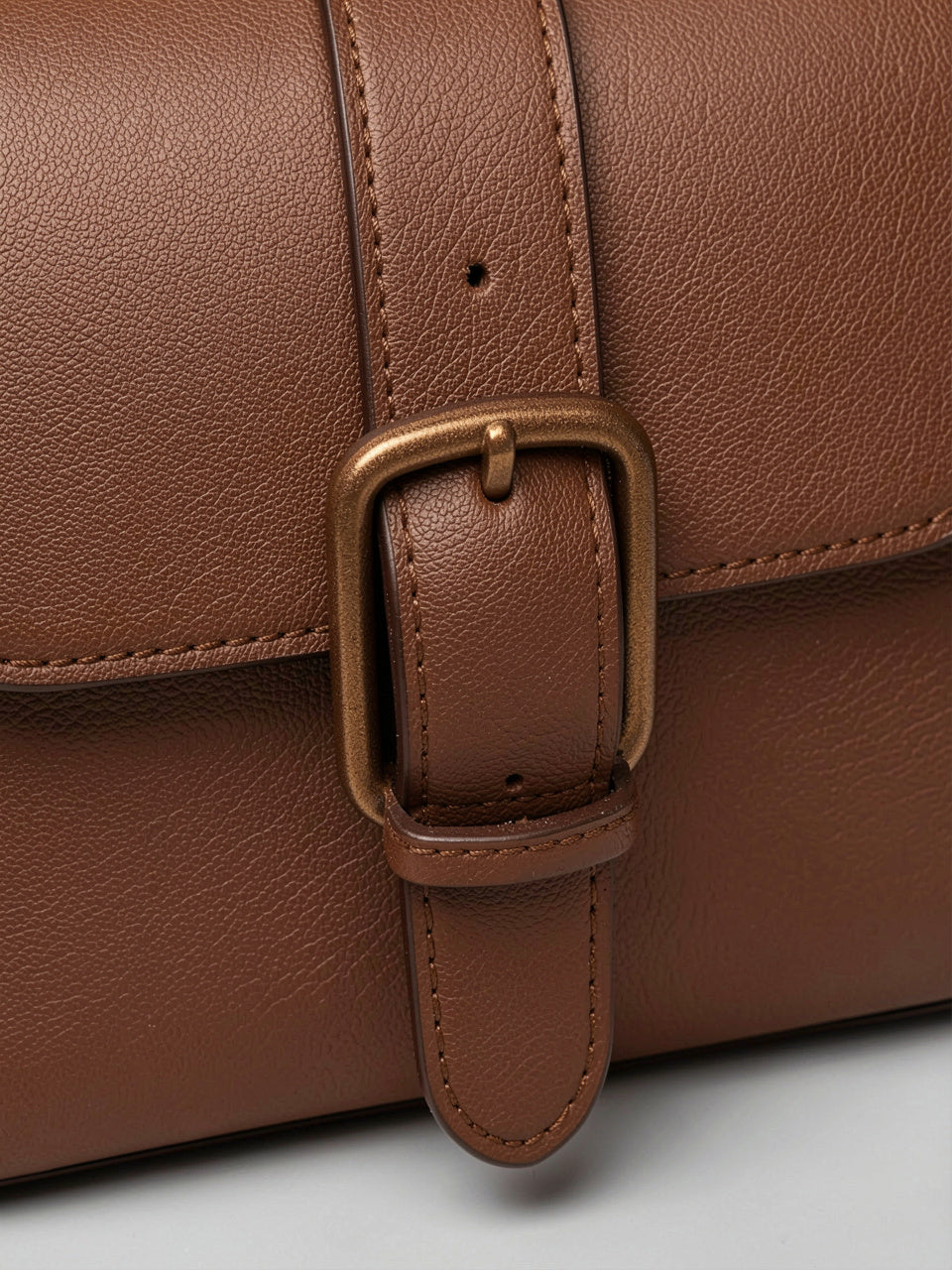Detalle de la hebilla y textura de cuero del Buckle Shoulder Bag
