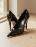 Detalle macro de PU Leather Point Toe Pumps negros