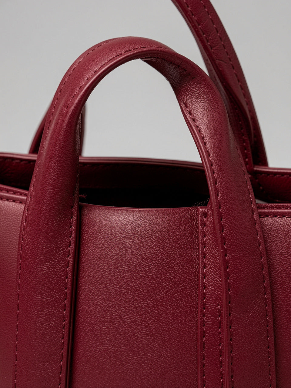 Detalle de textura y asa del PU Leather Tote Bag en vino